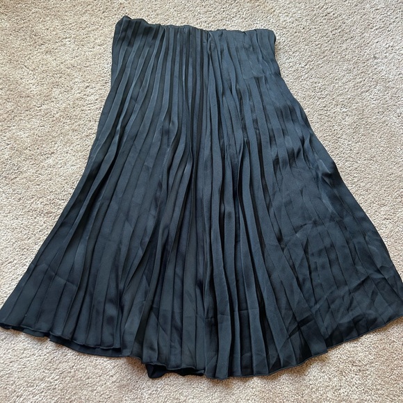 Elegant Black Pleated Skirt - Picture 1 of 3